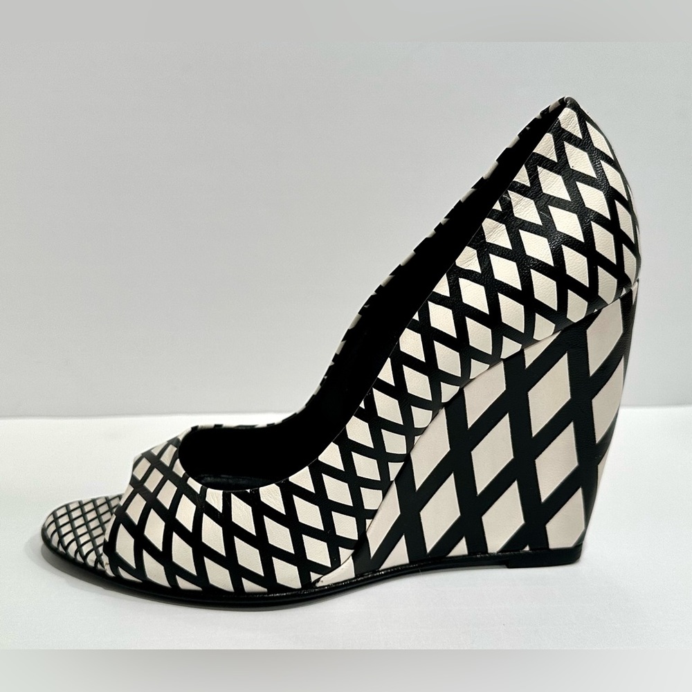 REED KRAKOFF Black White Geometric Peep Toe Wedge Heels 8.5